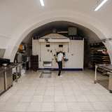 Intanto i suoi dipendenti ci invitano a entrare nell�ampio laboratorio, passando dallo stretto corridoio posto tra il bancone e le antiche pareti